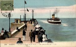 CPA Dieppe La Jetee a L'heure de la Maree Bateau 