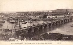 CPA Bordeaux the Bridge of Pierre seen of the Tower Saint Michel Boats