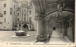 CPA Pierrefonds Le Chateau Vue interieure de la Colonnade de la Cour d'honneur
