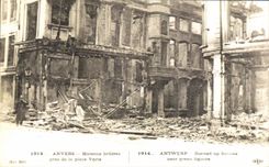 Las casas de REPRO Amberes Brulees se cierran de los verdes Amberes del lugar quemada encima de las casas Militaria