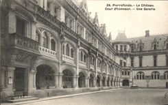 CPA Pierrefonds Le Chateau Cour D'Honneur Une Galerie