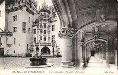 CPA Chateau de Pierrefonds Une Colonnade et l'Escalier d'Honneur