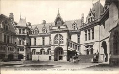 CPA Chateau de Pierrefonds Cour d'Honneur le Beffroi