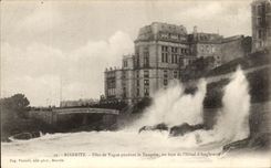 CPA Biarritz Effet de Vague pendant la Tempete en face de l'Hotel d'Angleterre
