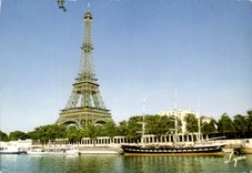 CPM Paris La Tour Eiffel et la Seine Bateau