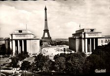 CPSM Paris Perspective sur le Palais de Chaillot et la Tour Eiffel