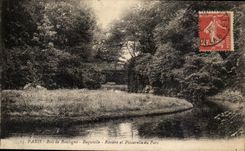 CPA Paris At the Bois de Boulogne Trifle River and Footbridge of the Park