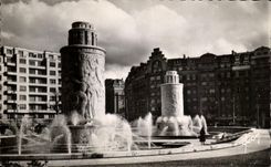 CPA Paris While Strolling Fountains of the Gate of St cloud Sculpt Paul Lansowki
