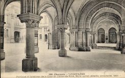 CPA Charente Angouleme Portique et Interieur de la Cour de I'Hotel