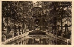 CPA Paris While Strolling Garden Of Luxembourg Medicis Fountain