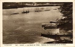 CPA Vichy Les Bords De l'Allier Bateaux De Promenade Et De Pecheurs