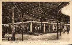 CPA Vichy Sur Le Vieux Parc Galerie Couverte Et Pergolas Des Sources