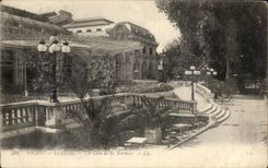 CPA Vichy Le Casino Un Coin de la Terrasse