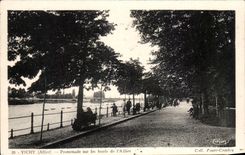 CPA Vichy Primenade sur les bords de I'Allier