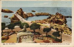 CPA Biarritz Monument aux Morts et le Rocher de la Vierge