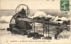 CPA Biarritz Le Rocher de la Vierge un jour de Gros Temps