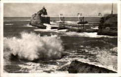 CPA Biarritz Le Rocher de la Vierge par Grosse mer