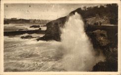 CPA Biarritz Un Coup de Mer a l'Attalaye