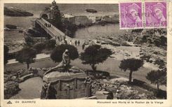 CPA Biarritz Monument aux Morts et le Rocher de la Vierge