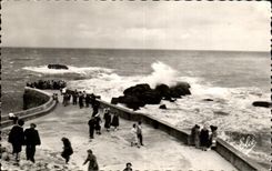 CPA Biarritz La Plate Forme du Rocher de la Vierge Par Gros Temps