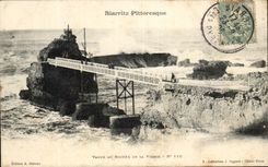 CPA Biarritz Pittoresque Vague Au rocher De La Vierge