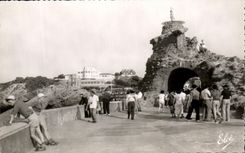 CPA Biarritz Le Rocher De La Vierge Au Fond Le Musee De La Mer