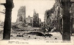 CPA Arras Vue De La Petite Place Militaria 