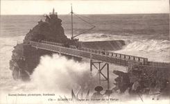 CPA Biarritz Vague au Rocher de la Vierge