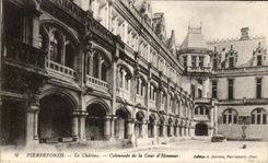 CPA Pierrefonds Le Chateau Colonnade de la Cour d'Honneur