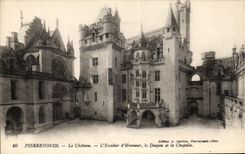 CPA Pierrefonds Le Chateau L'Escalier d'Honneur le Donjon