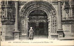 CPA Guimiliau Le grand portail de l'Eglise folklore Costume
