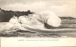 CPA Biarritz Rercontre De Deux Vagues A La Cote Des Basques