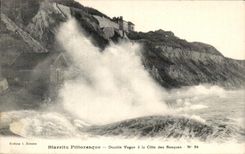 CPA Biarritz Pittoresque Double Vague A La Cote Des Basques