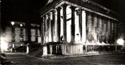 CPSM Nimes La Maison Carree Illuminee