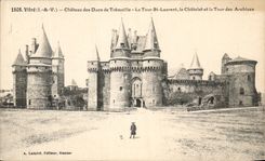 CPA Vitre Chateau Des Ducs De Tremoille La Tour St Laurent Le Chatelet Et La Tour Des Archives