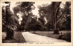 CPA Vichy Allee dans les Grands Parcs