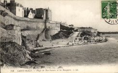 CPA Saint Malo Plage De Bon Secours Et Les Remparts