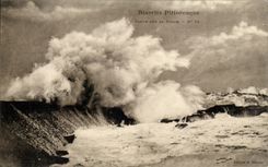 CPA Biarritz Pittoresque Vague sur la digue 