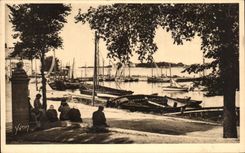 CPA La Douce France Le Croisic Le Port Vu Du Jardin Bateaux