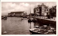 CPA Le Croisic Le Port Et La Poissonnerie Bateaux 