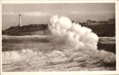 CPA Biarritz De Vagues Dans Le Fond Le Phare