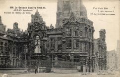 CPA La Grande Guerre Arras Bombarde ruines De l'Hotel De Ville Militaria
