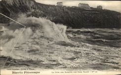 CPA Biarritz Pittoresque la Cote Des Basques par gros temps