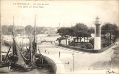 CPA La Rochelle a Corner of the Port And the Lighthouse of the two Tours Boats