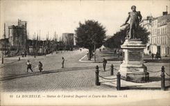 CPA La Rochelle Statue of the admiral Duperre and course of the ladies