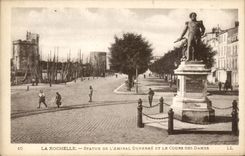 CPA La Rochelle Statue Of the Admiral Duperre And the Course Of the Ladies