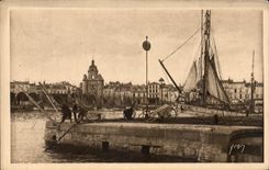 CPA La Rochelle a Sight of the Quays Sinning Boats