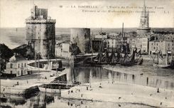 CPA La Rochelle Entrance of Port and Three Tours Boats