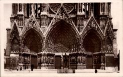 CPA Reims La Cathedral And Monument Jeanne d' Arc