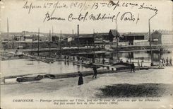 CPA provisional Compiegne Passage on I' Oise makes on the bridge of Militaria barges